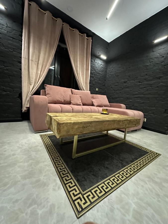 Apartment Darkhouse Versace Pink